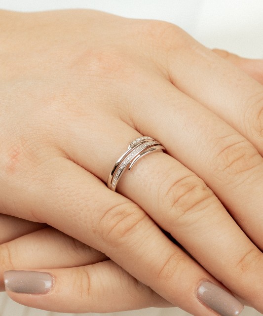 Balto aukso žiedas su deimantais