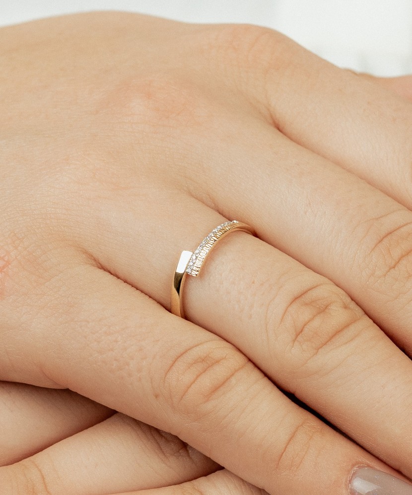 Geltono aukso žiedas su deimantais