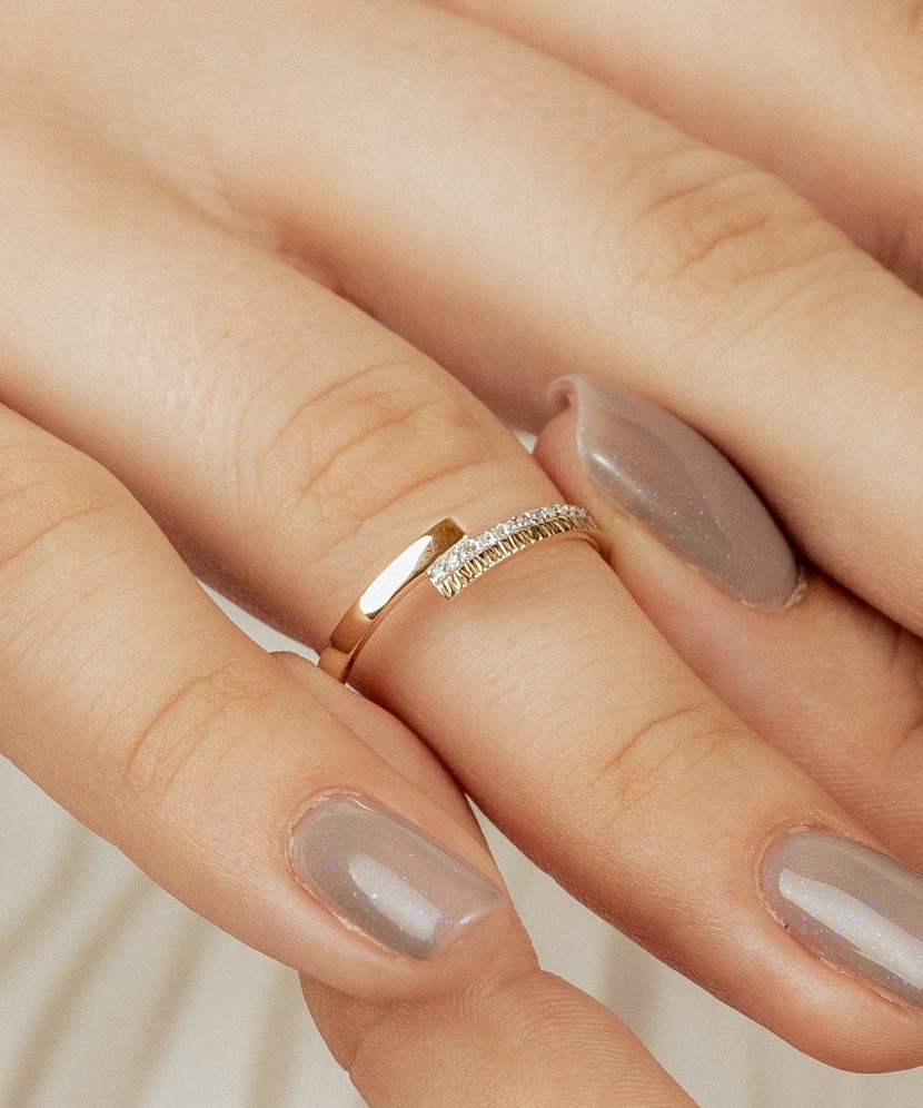 Geltono aukso žiedas su deimantais