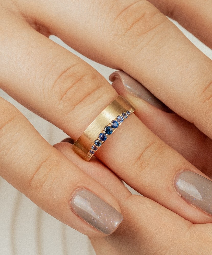 Geltono aukso žiedas su safyrais ir deimantais