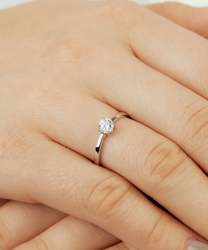 Balto aukso žiedas su deimantu (0.50ct)