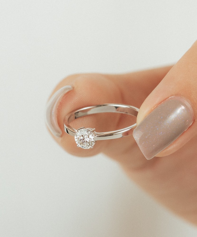 Balto aukso žiedas su deimantu (0.50ct)