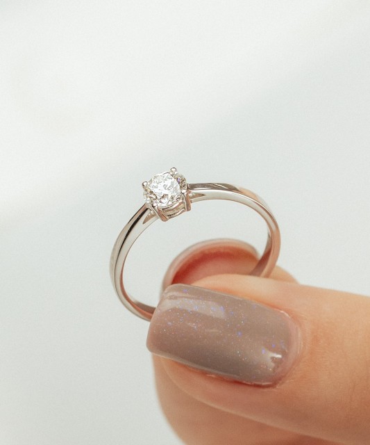 Balto aukso žiedas su deimantu (0.50ct)