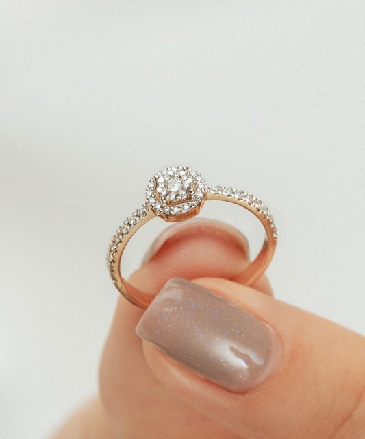 Auksinis žiedas su deimantais