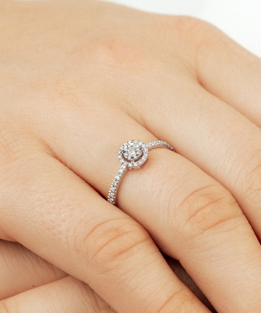 Balto aukso žiedas su deimantais