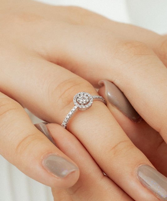 Balto aukso žiedas su deimantais