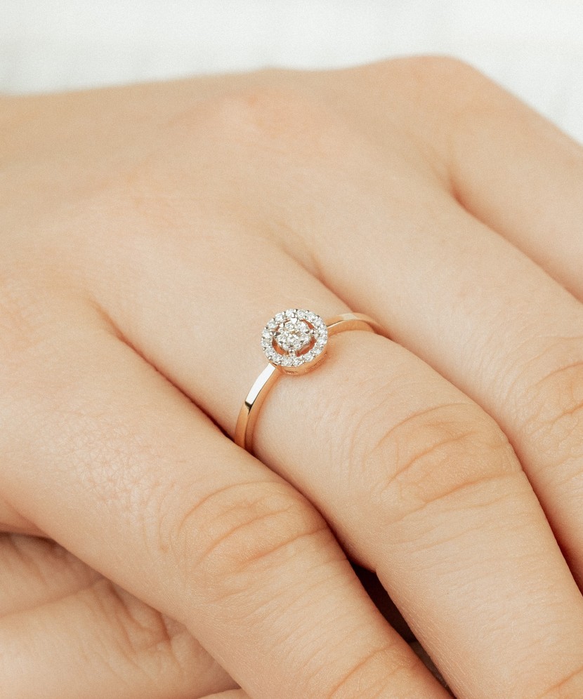 Auksinis žiedas su deimantais