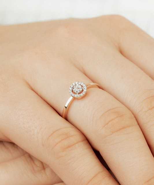 Auksinis žiedas su deimantais