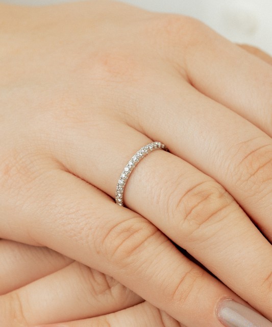 Balto aukso žiedas su deimantais