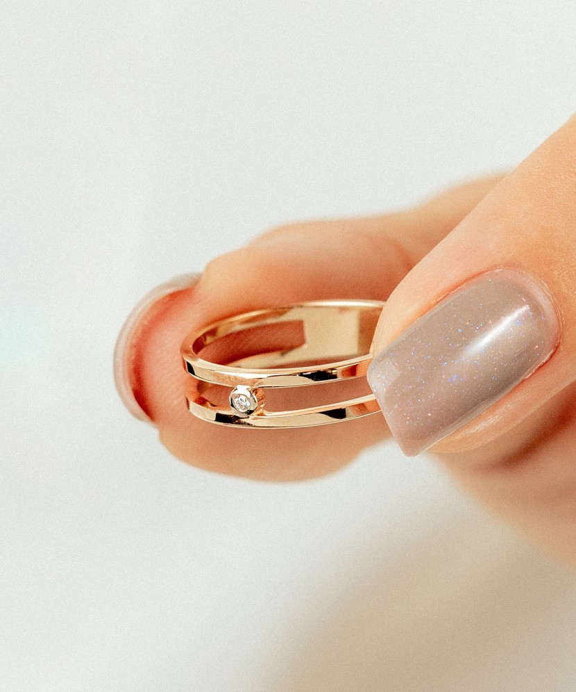 Auksinis žiedas su deimantu