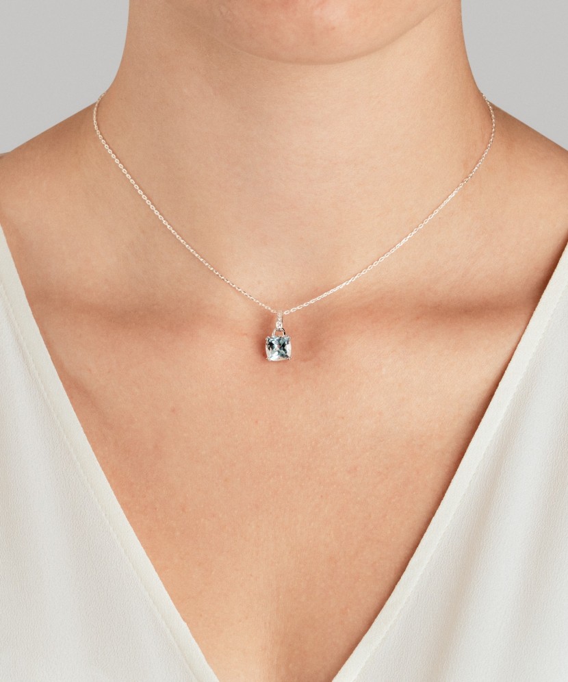 Balto aukso pakabukas su topazu ir deimantais