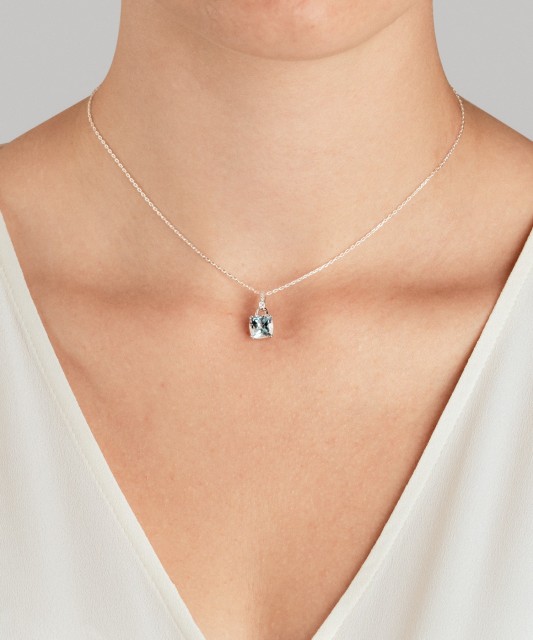 Balto aukso pakabukas su topazu ir deimantais