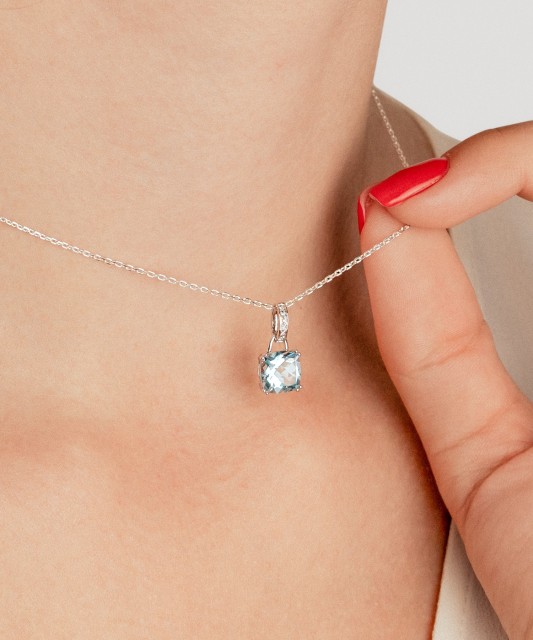 Balto aukso pakabukas su topazu ir deimantais