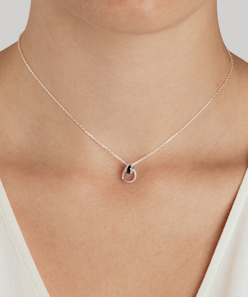 Balto aukso pakabukas su safyru ir deimantais