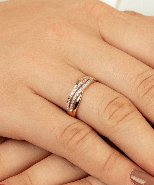 Auksinis žiedas su deimantais