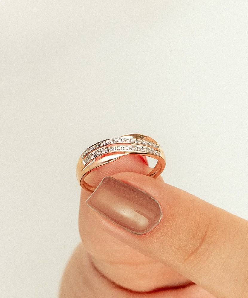 Auksinis žiedas su deimantais