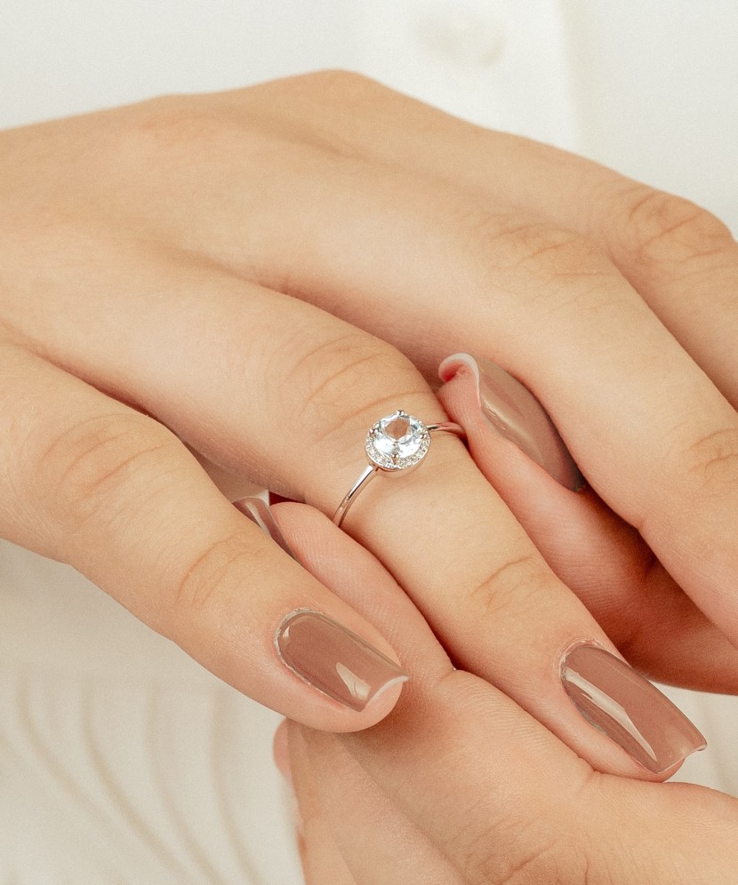 Balto aukso žiedas su topazu ir deimantais