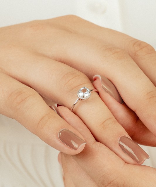 Balto aukso žiedas su topazu ir deimantais