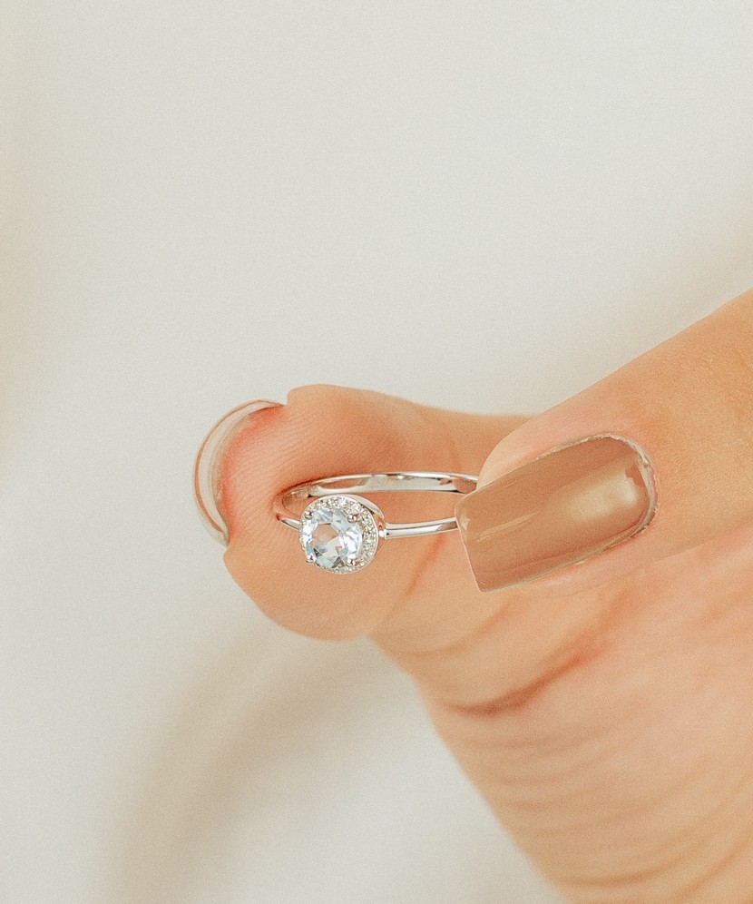 Balto aukso žiedas su topazu ir deimantais