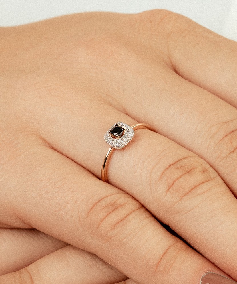 Auksinis žiedas su safyru ir deimantais