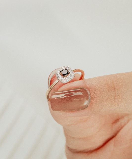 Auksinis žiedas su safyru ir deimantais