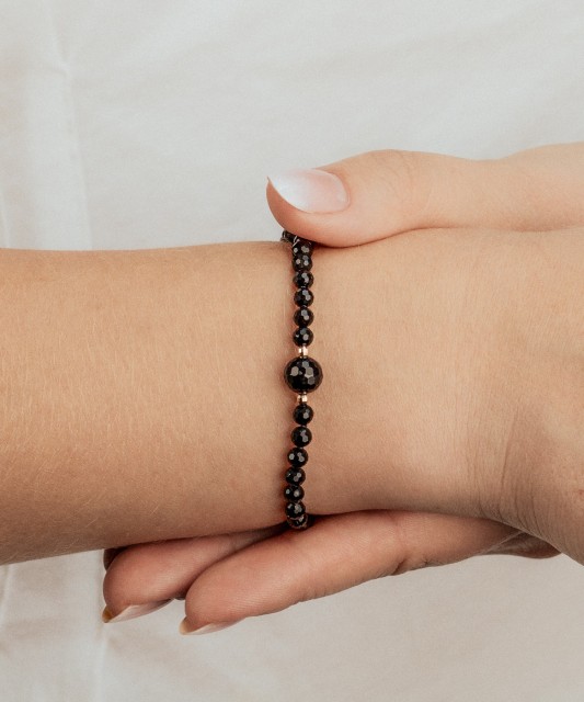 Apyrankė su oniksais ir auksu