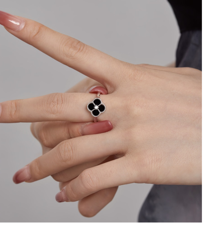 Sidabrinis žiedas su oniksu ir cirkoniais