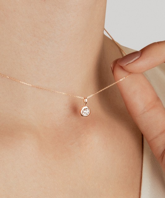 Auksinis pakabukas su deimantu