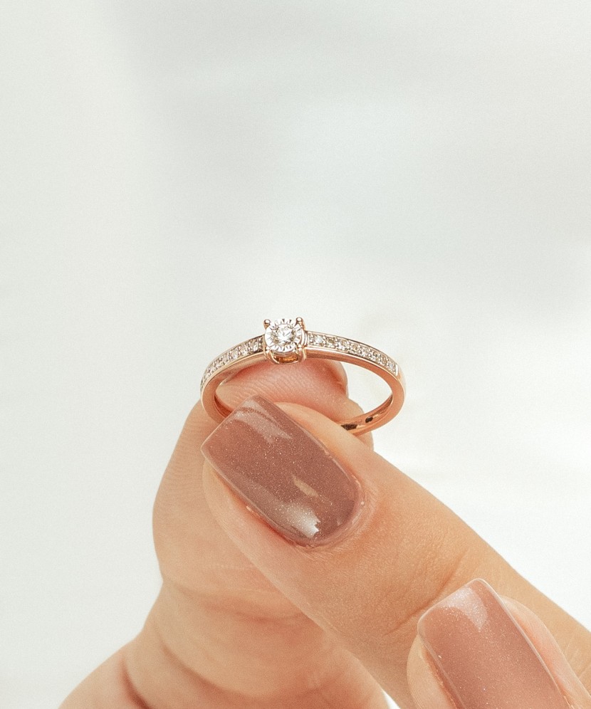 Auksinis žiedas su deimantais