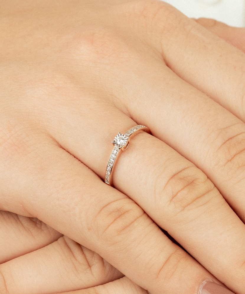 Auksinis žiedas su deimantais