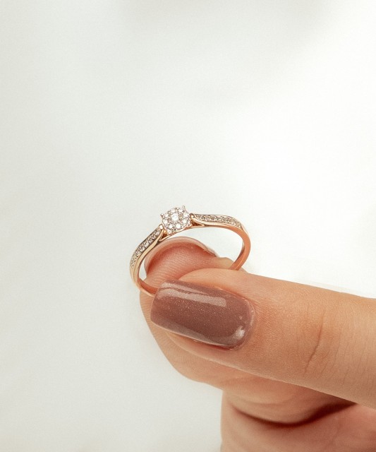 Auksinis žiedas su deimantais