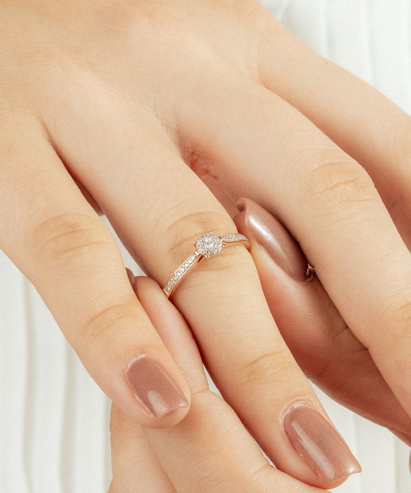 Auksinis žiedas su deimantais