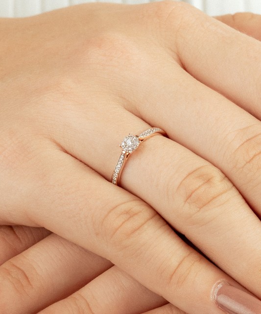 Auksinis žiedas su deimantais