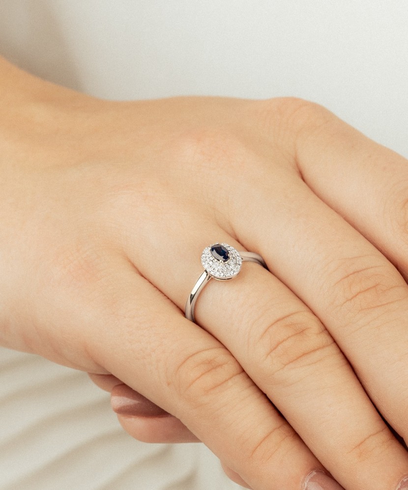 Balto aukso žiedas su safyru ir deimantais