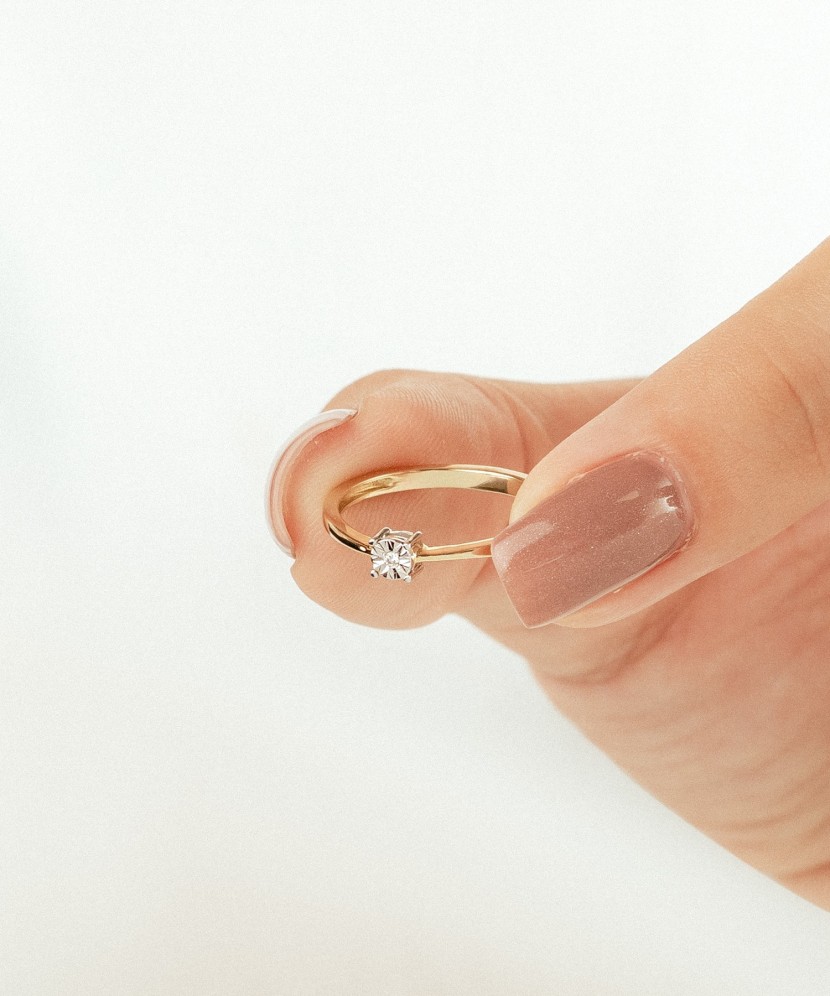 Geltono aukso žiedas su deimantu