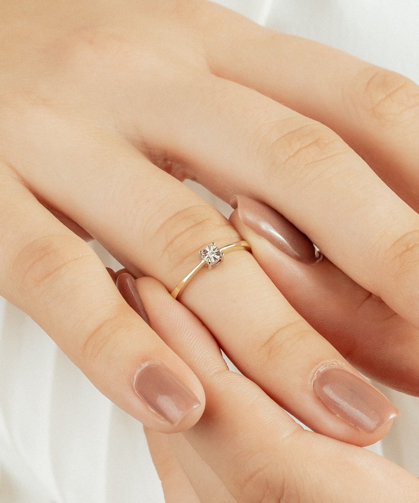 Geltono aukso žiedas su deimantu