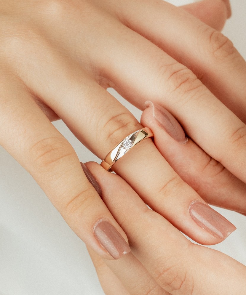 Geltono aukso žiedas su deimantu