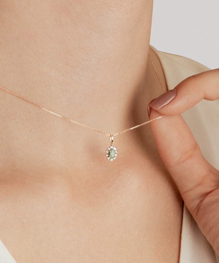 Geltono aukso pakabukas su smaragdu ir deimantais