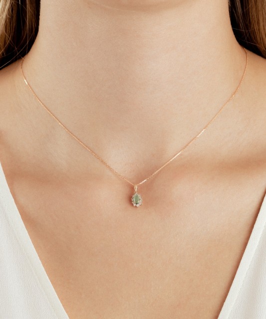 Geltono aukso pakabukas su smaragdu ir deimantais