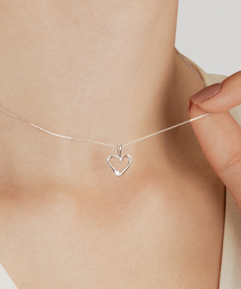 Balto aukso pakabukas su deimantu "Širdelė"