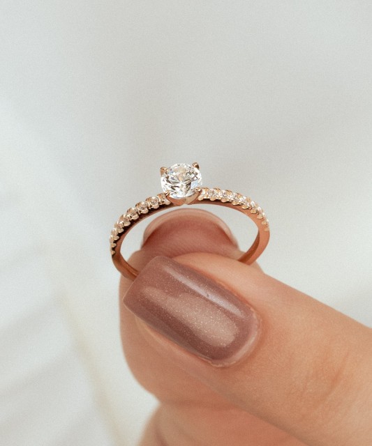 Auksinis žiedas su cirkoniais