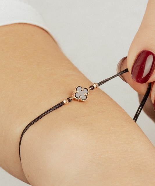 Juodo siūlo apyrankė su auksu ir oniksu  - Goldinga