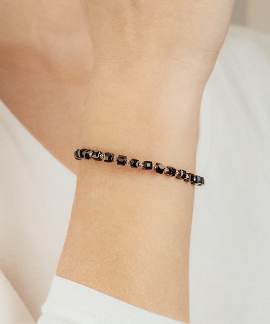 Juodo siūlo apyrankė su auksu ir oniksu