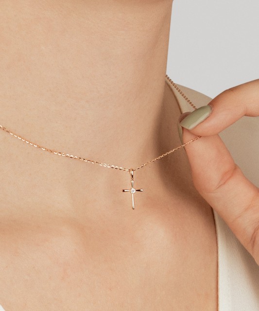 Auksinis pakabukas su deimantais "Kryželis"