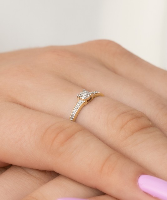 Geltono aukso žiedas su deimantais