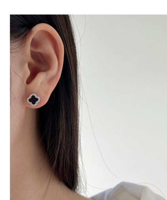 Sidabriniai auskarai su oniksu ir cirkoniais