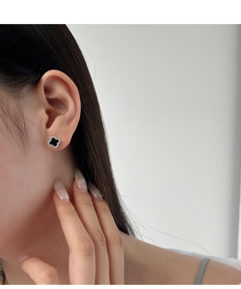 Sidabriniai auskarai su oniksu ir cirkoniais