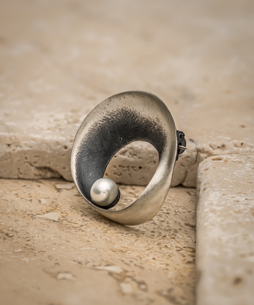 Sidabrinė sagė su perlais