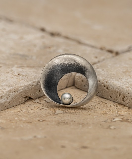 Sidabrinė sagė su perlais