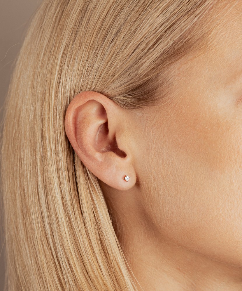 Auksiniai auskarai su deimantais